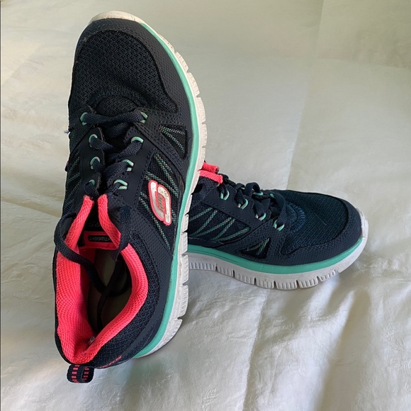 skechers lightweight tennis shoes